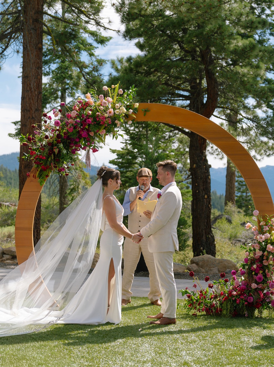 Hannah and Dillon wedding flowers at Austin Ridge, Truckee